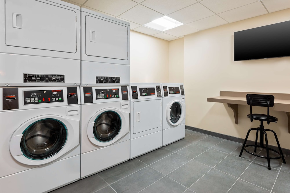 Hyatt House Orlando Airport 60/81