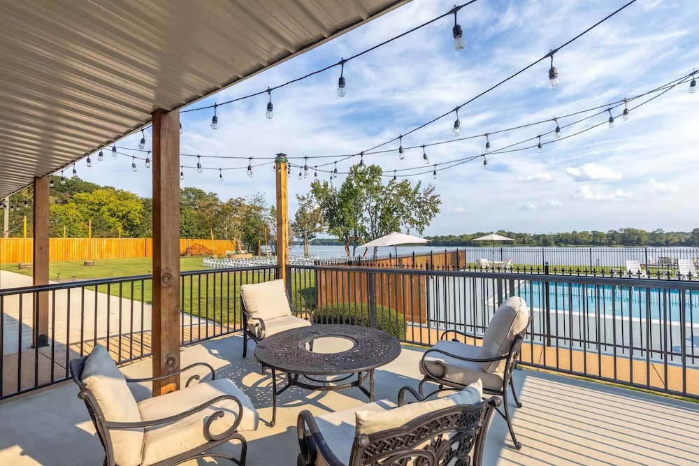 Super 8 by Wyndham Riverside AL 23/44