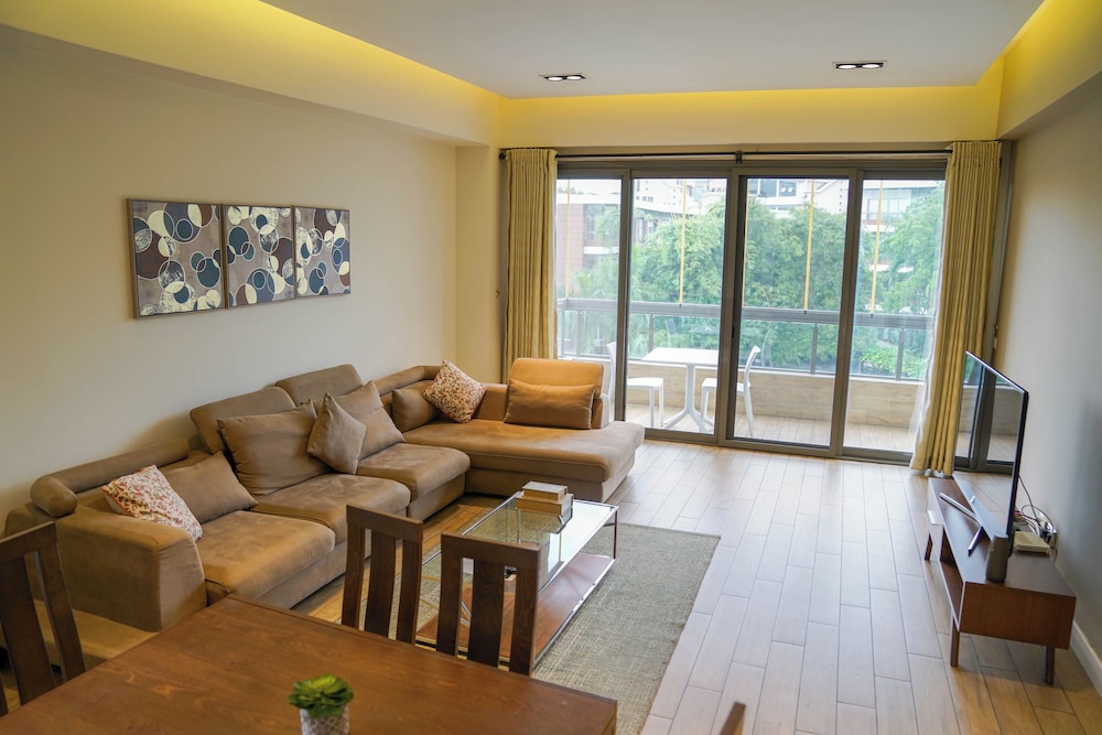 Accra Luxury Apartments Cantonments (Ex A-Lux Apartments) 52/80