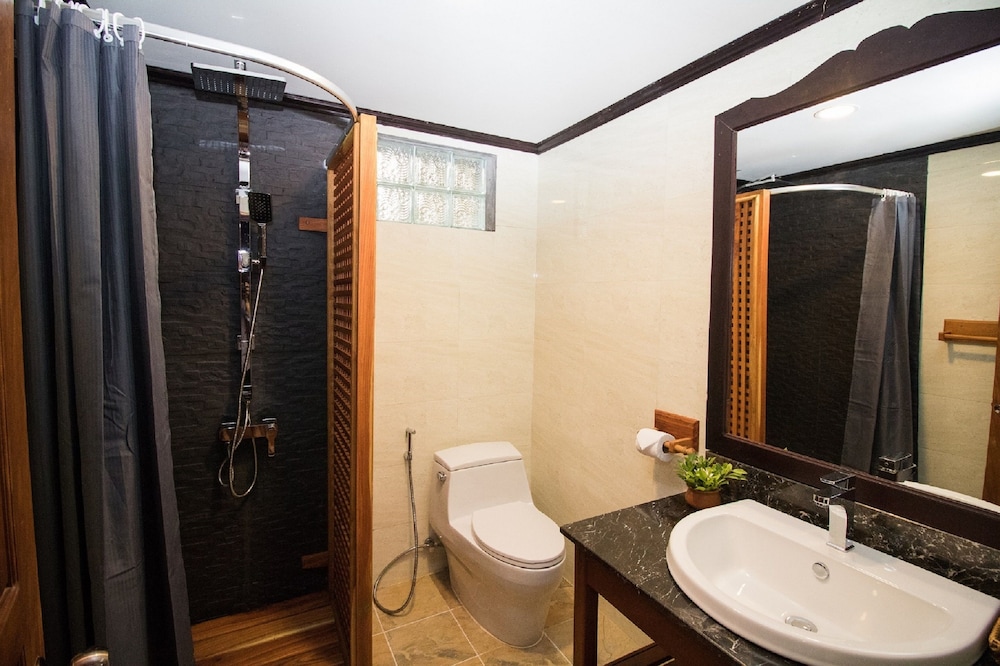 Royal Peacock Boutique Hotel 37/39