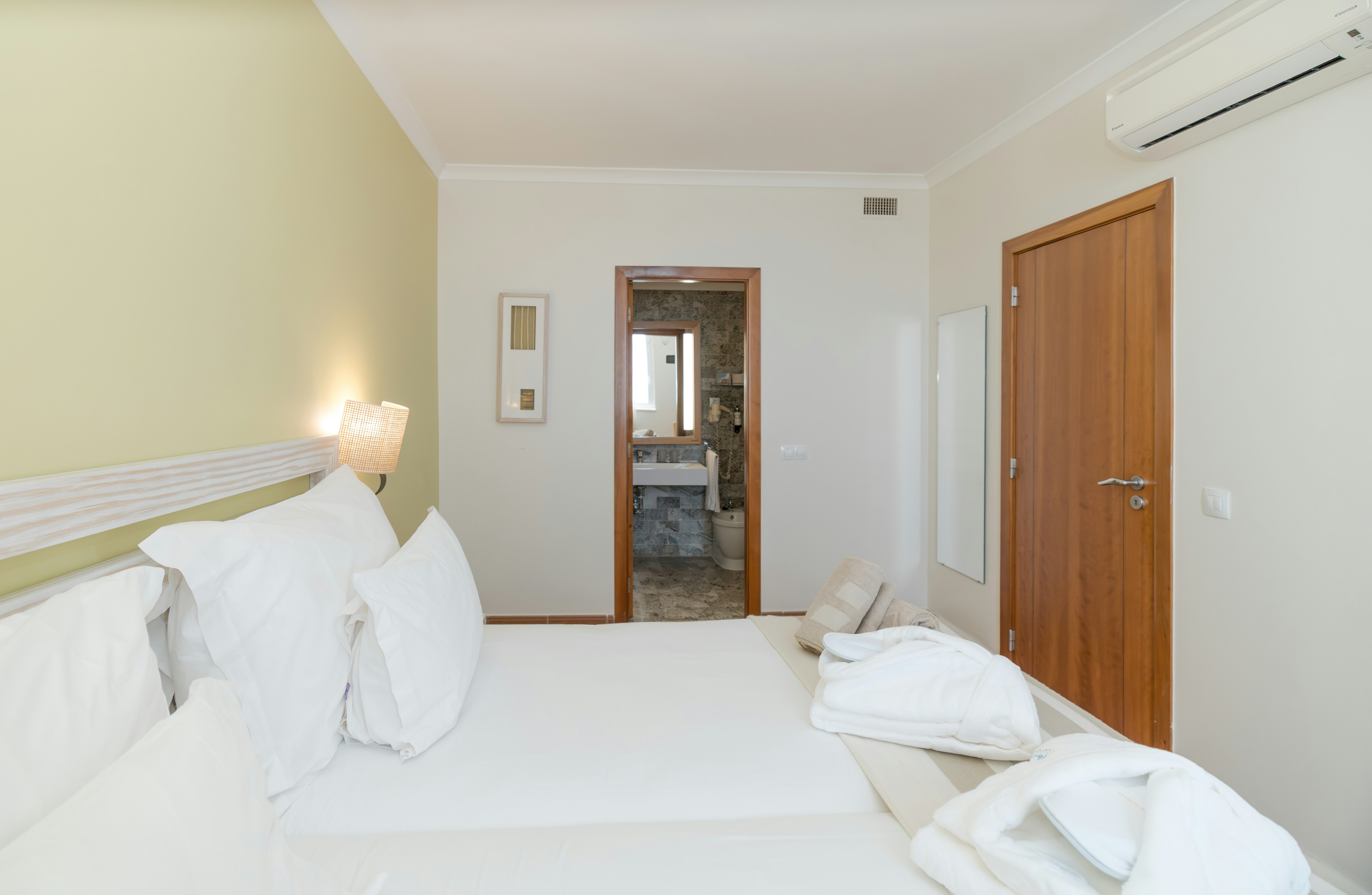 Suite, Sea View