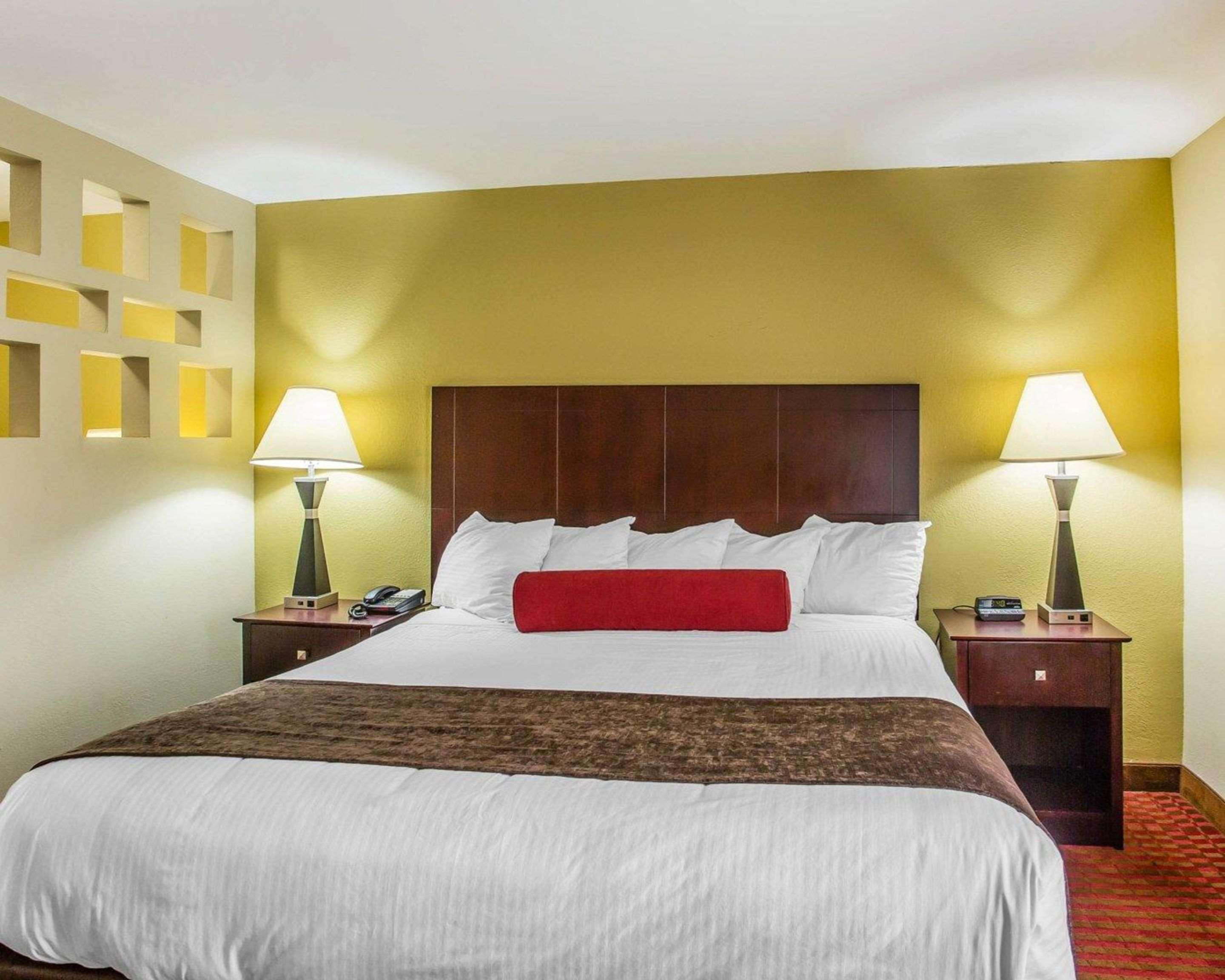 SUITE, KING BED, ACCESSIBLE