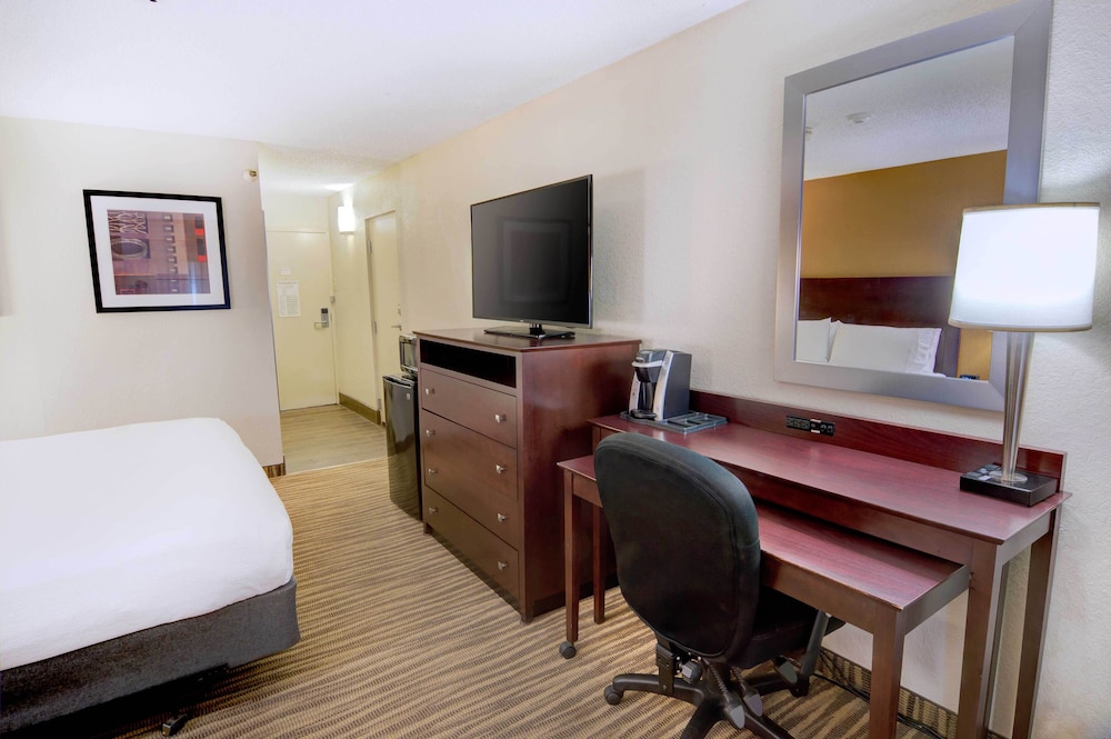 Holiday Inn St Petersburg N Clearwater 53/68