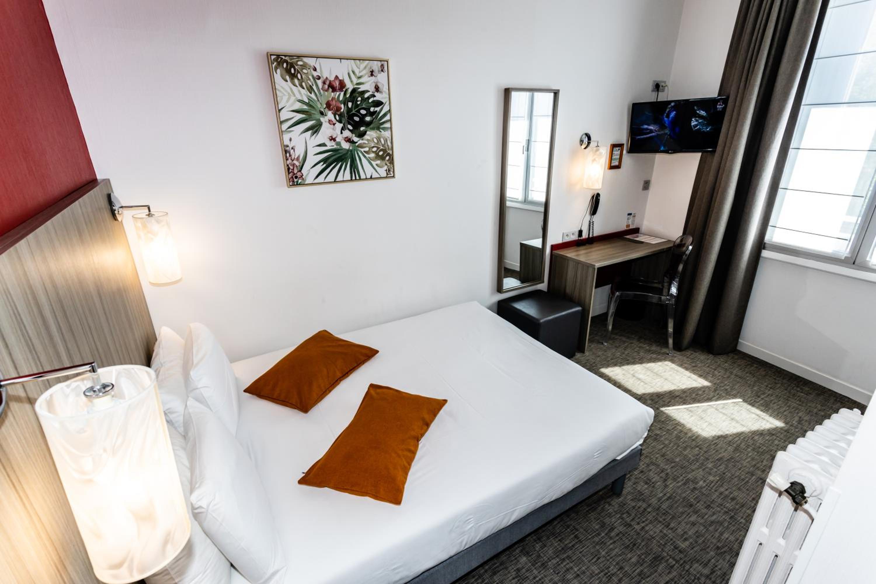 ROOM, DOUBLE BED