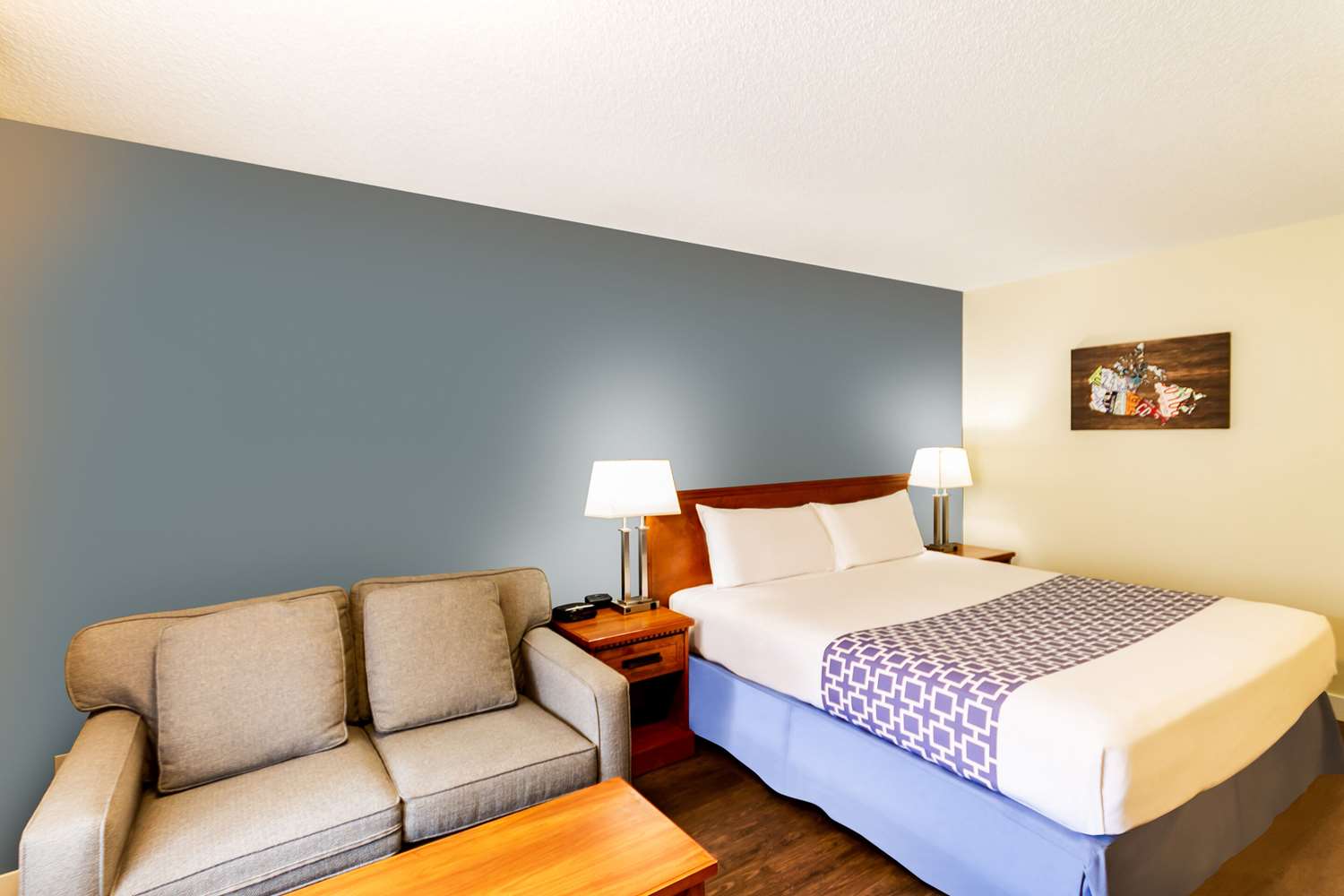 Upgrade, King Bed، Econo Lodge Inn & Suites Calgary - University 4/7