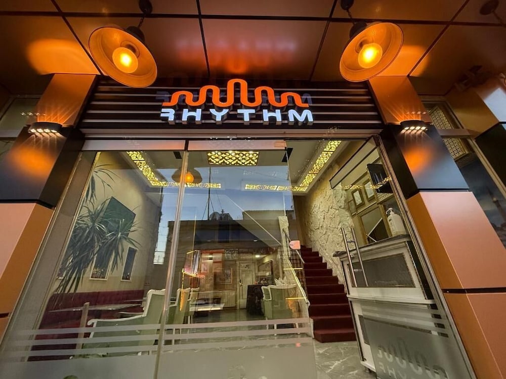 Rhythm Hotel 4/50