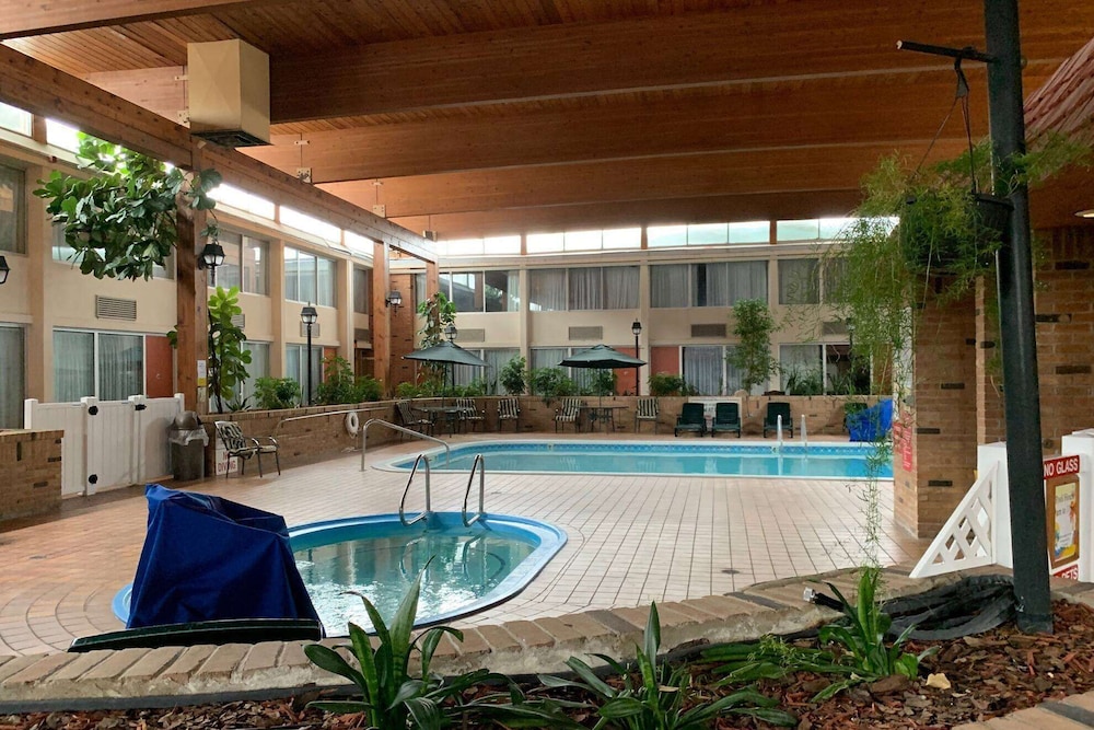Travelodge by Wyndham Gaylord 42/46