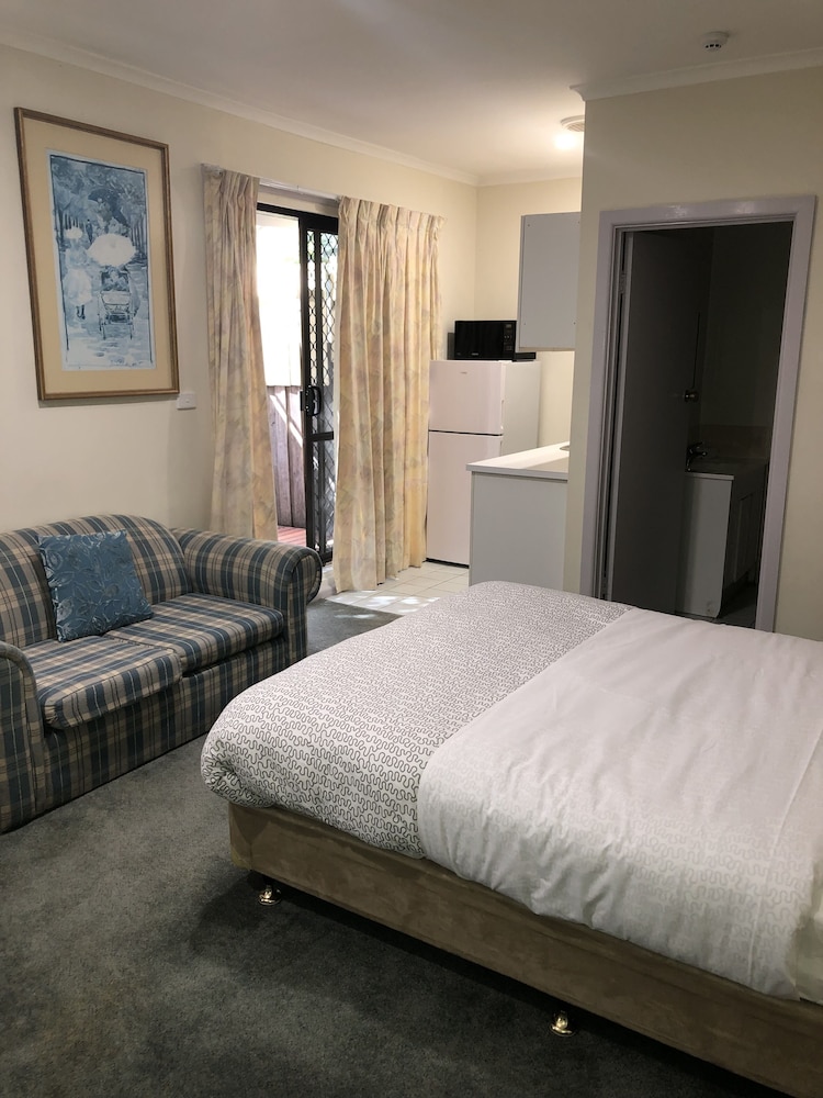 Evancourt Motel 16/29