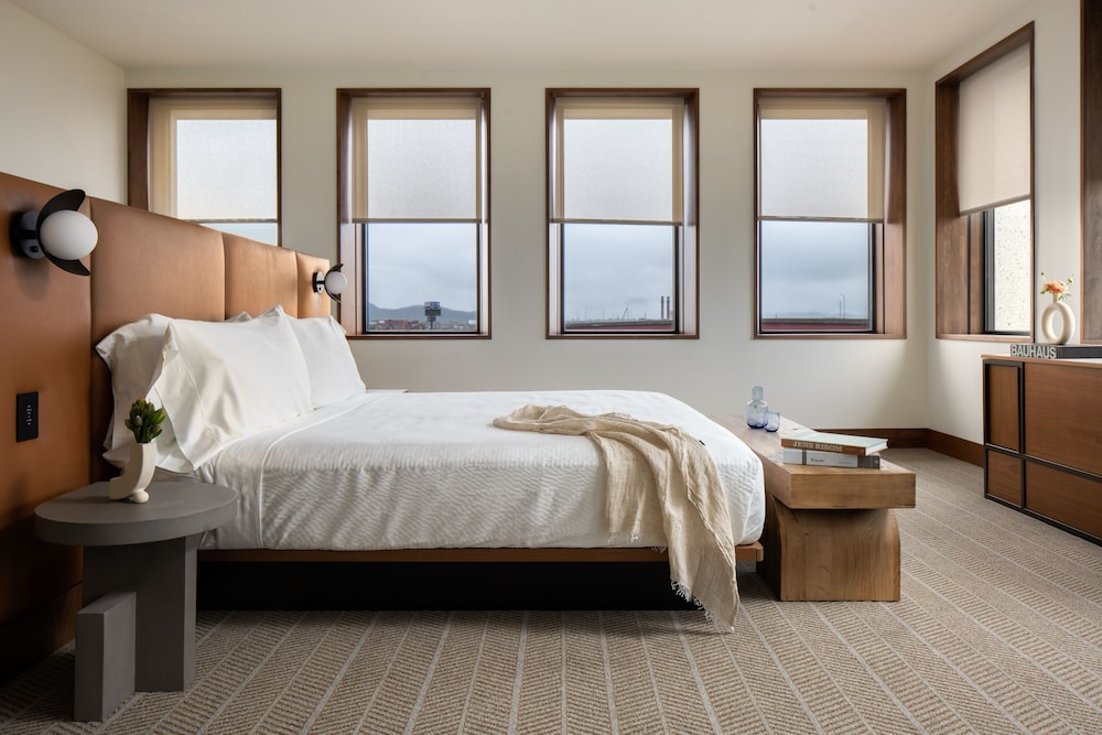 Room, King Bed, Water View, Corner