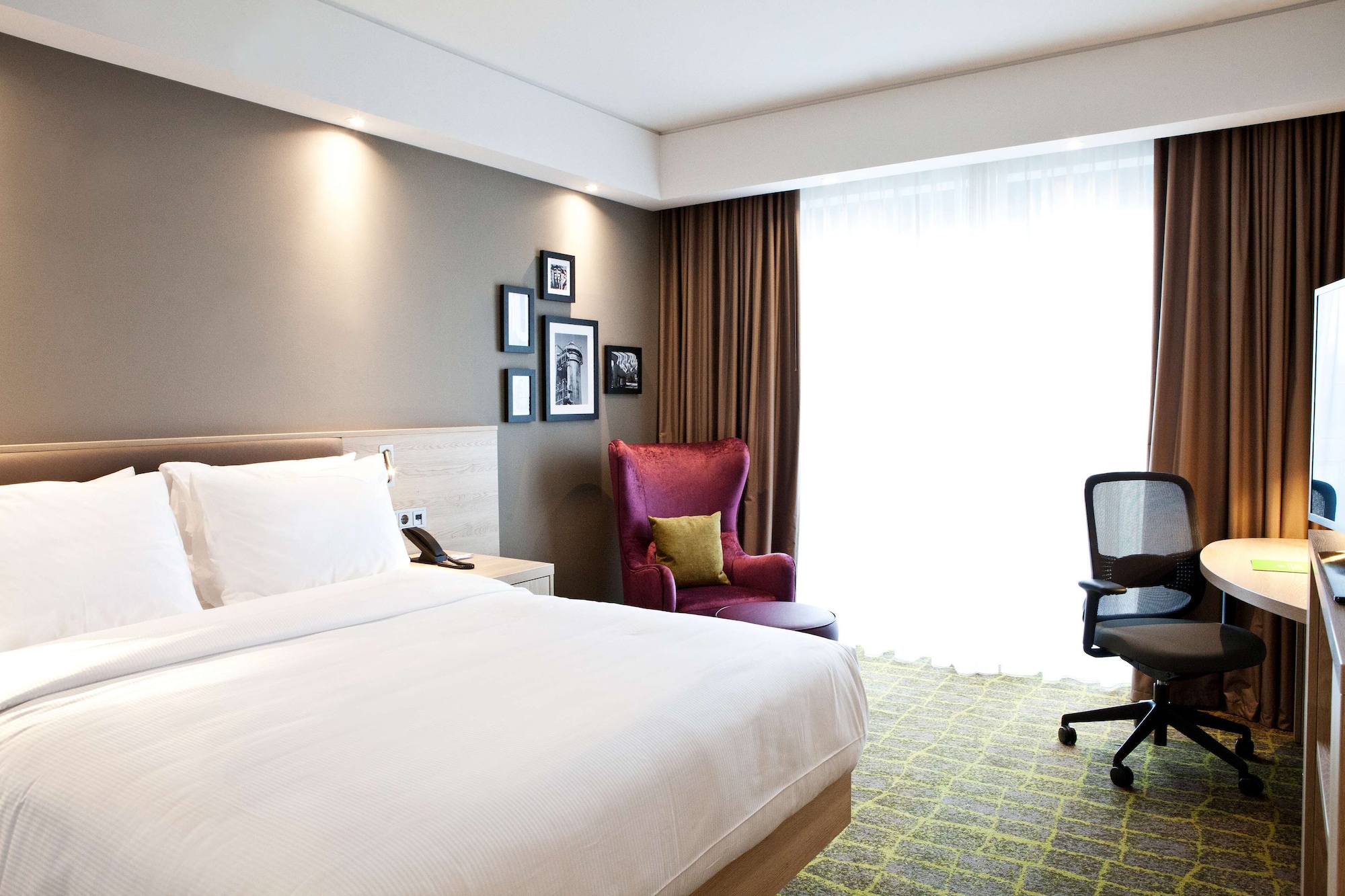 CONNECTING, FAMILY, QUEEN BED, ACCESSIBLE
