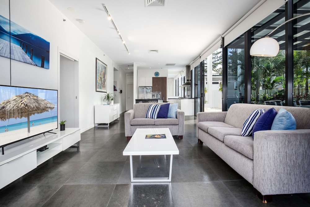 Ultra Broadbeach 52/72