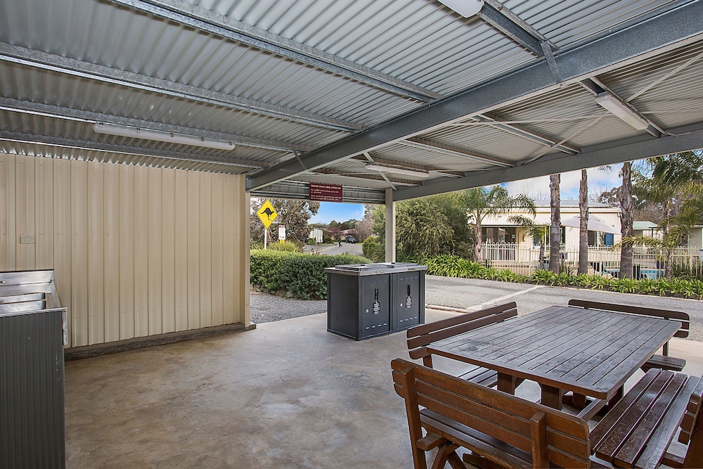 LAKE HAMILTON MOTOR VILLAGE AND CARAVAN PARK 8/50