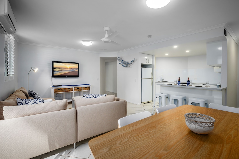 PACIFIC BEACH RESORT 19/77