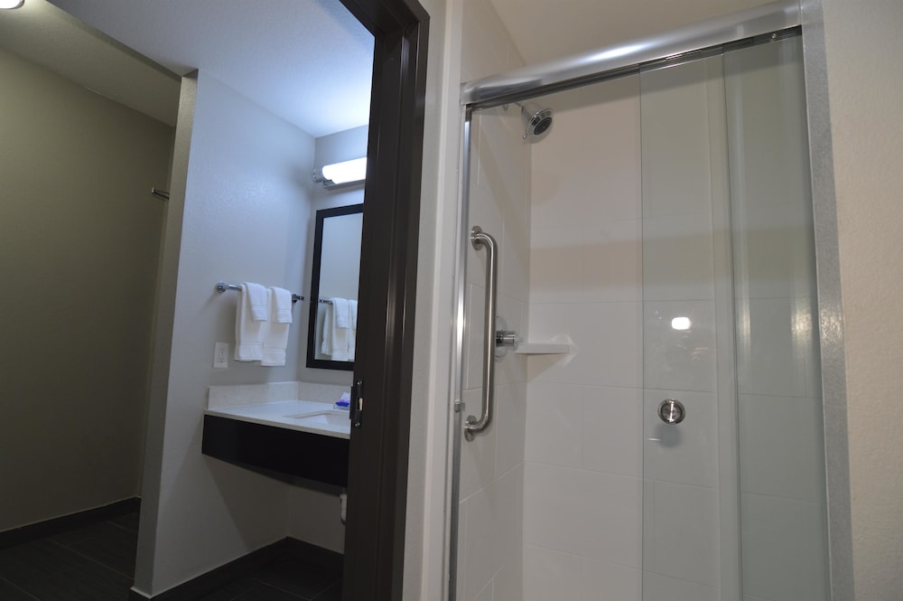 Best Western Plus Bay City Inn & Suites 13/44
