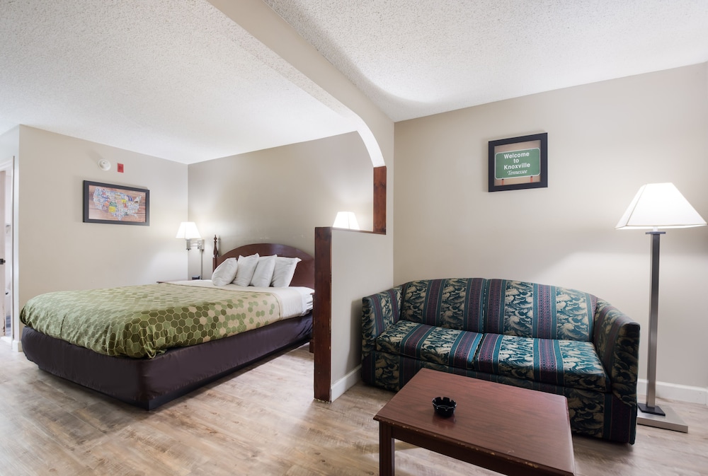 Econo Lodge Inn & Suites Knoxville East 10/25