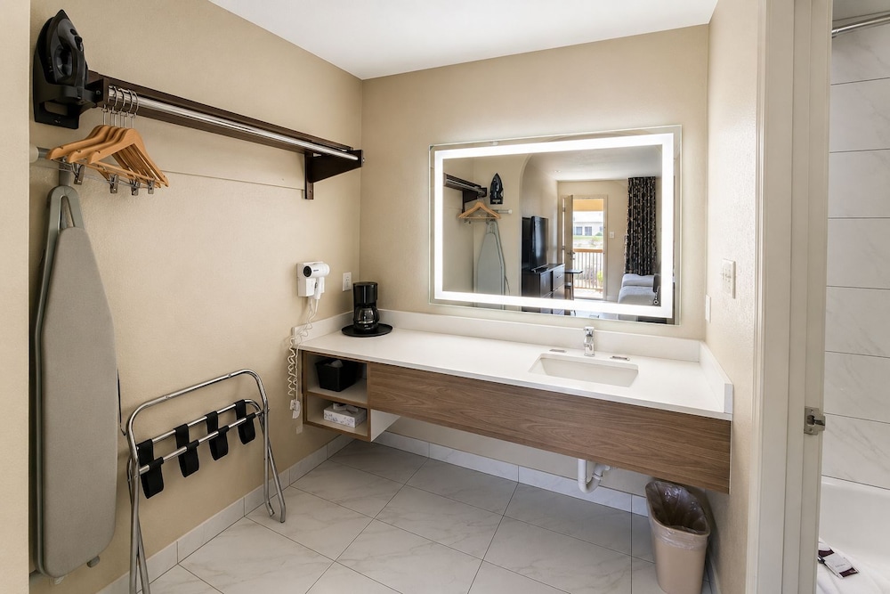 Stratford House Inn and Suites 50/51