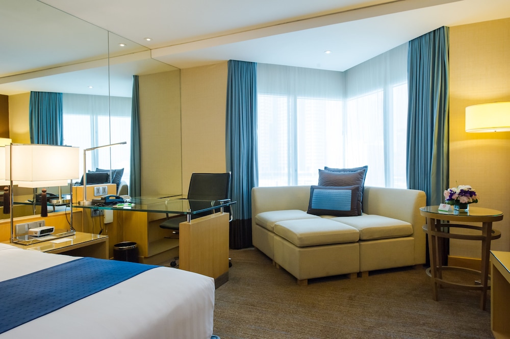 Holiday Inn Bangkok Silom 24/74