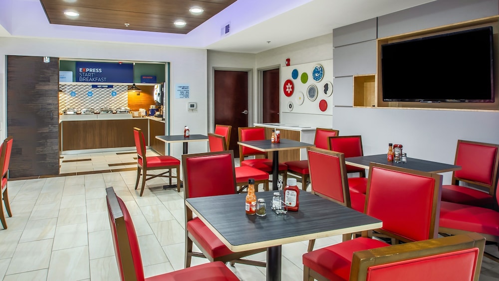 Holiday Inn Express And Suites Olathe South 42/48