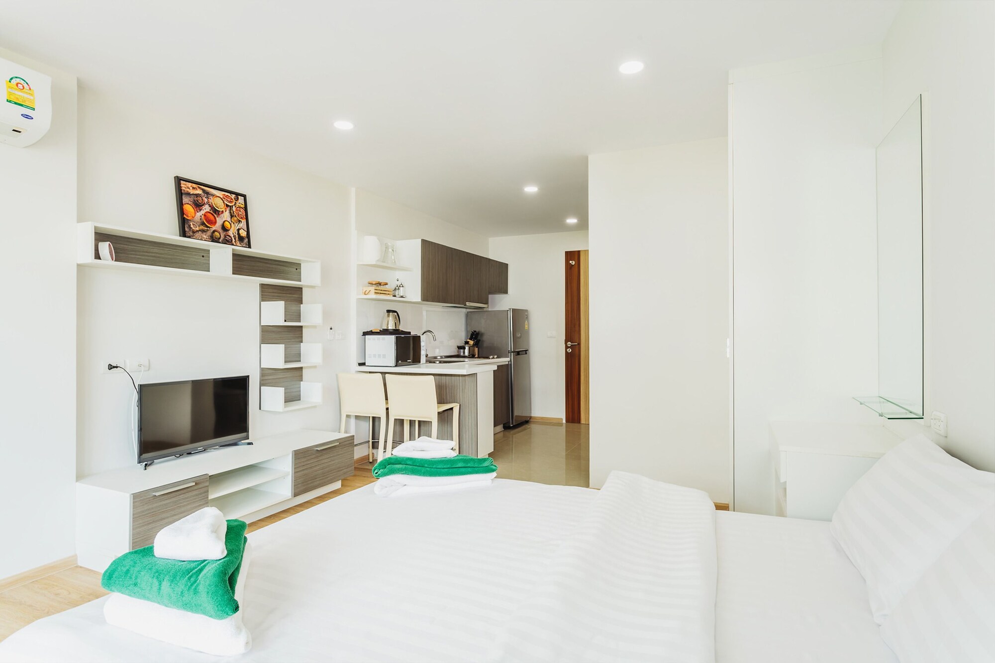 1 BEDROOM, STUDIO