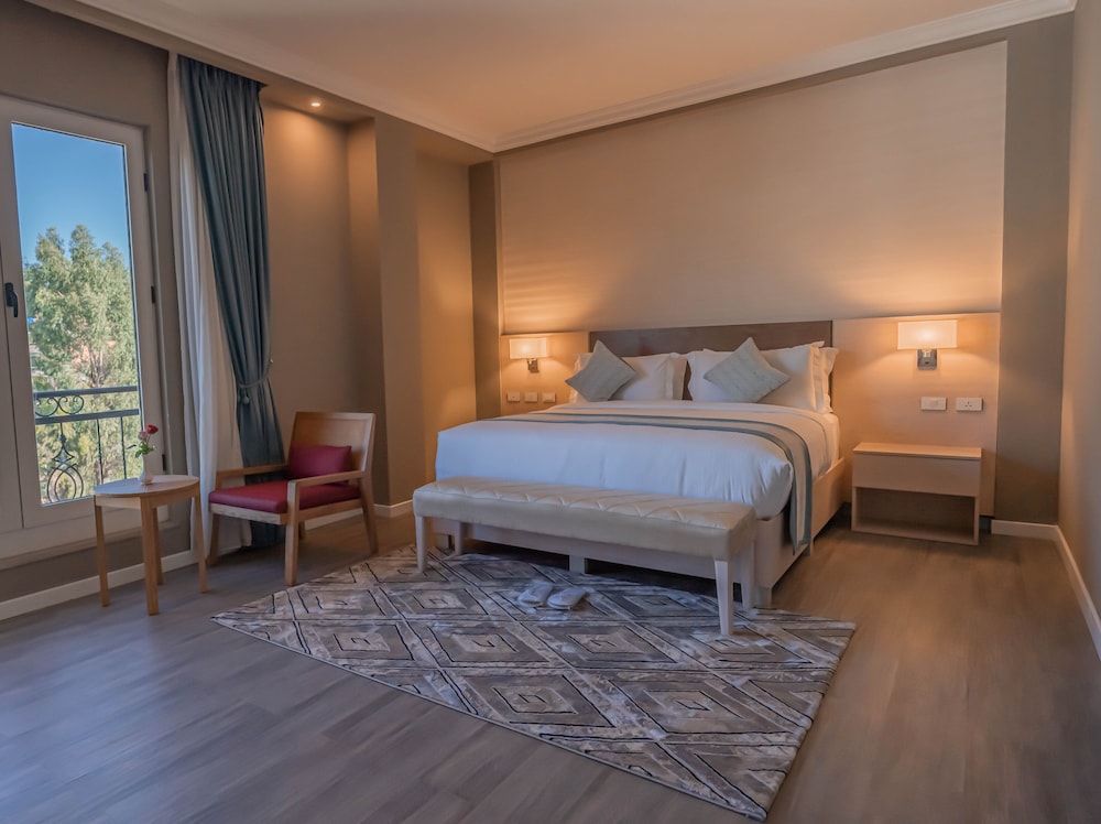 Grand, Suite, King Bed