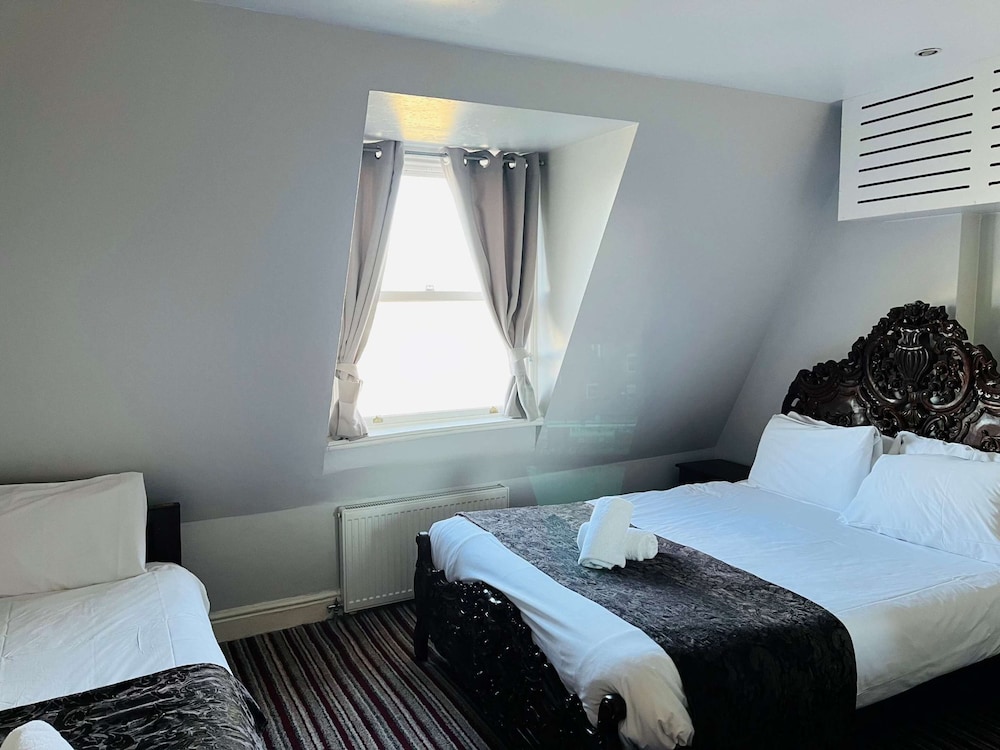 غرفة قياسية ثلاثية بسرير مزدوج وسرير فردي، My Place 6/8