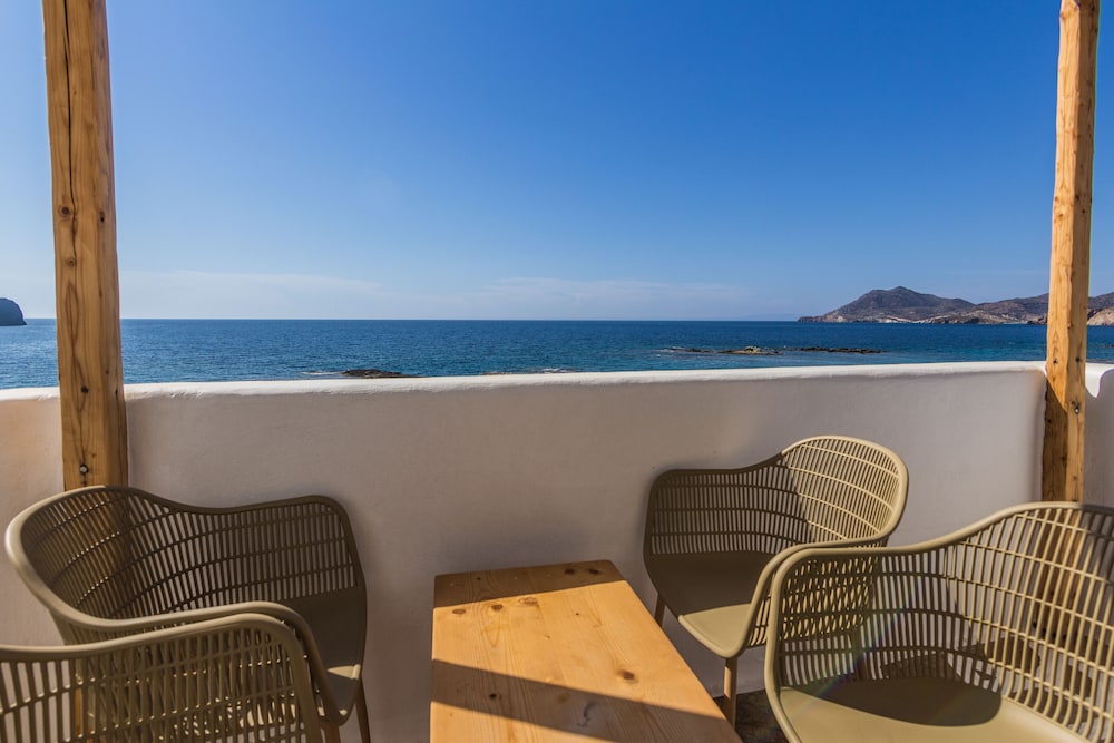 SALT SUITES & EXECUTIVE ROOMS 48/56