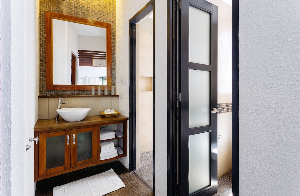 The Strand Boutique Resort 5/75