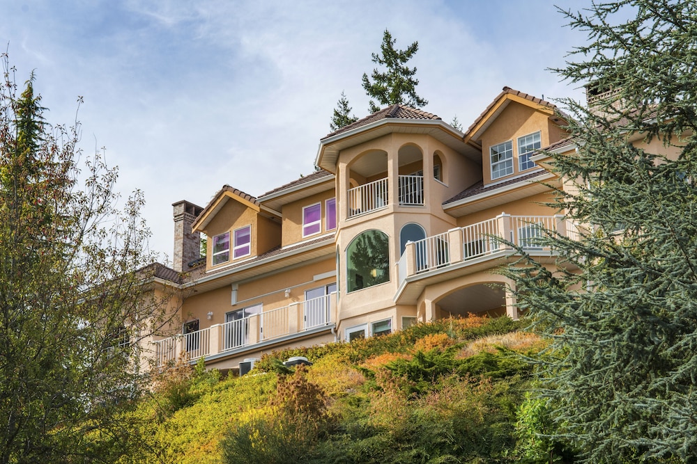Villa Eyrie Resort 1/44