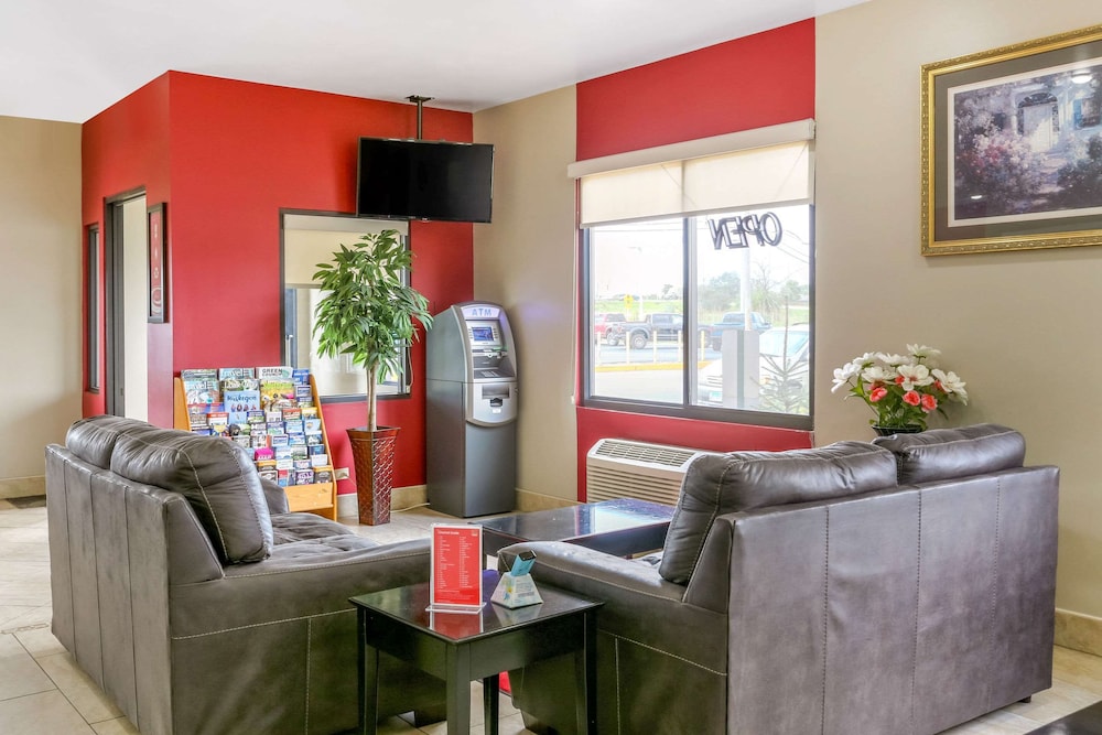 Econo Lodge Shorewood 18/31
