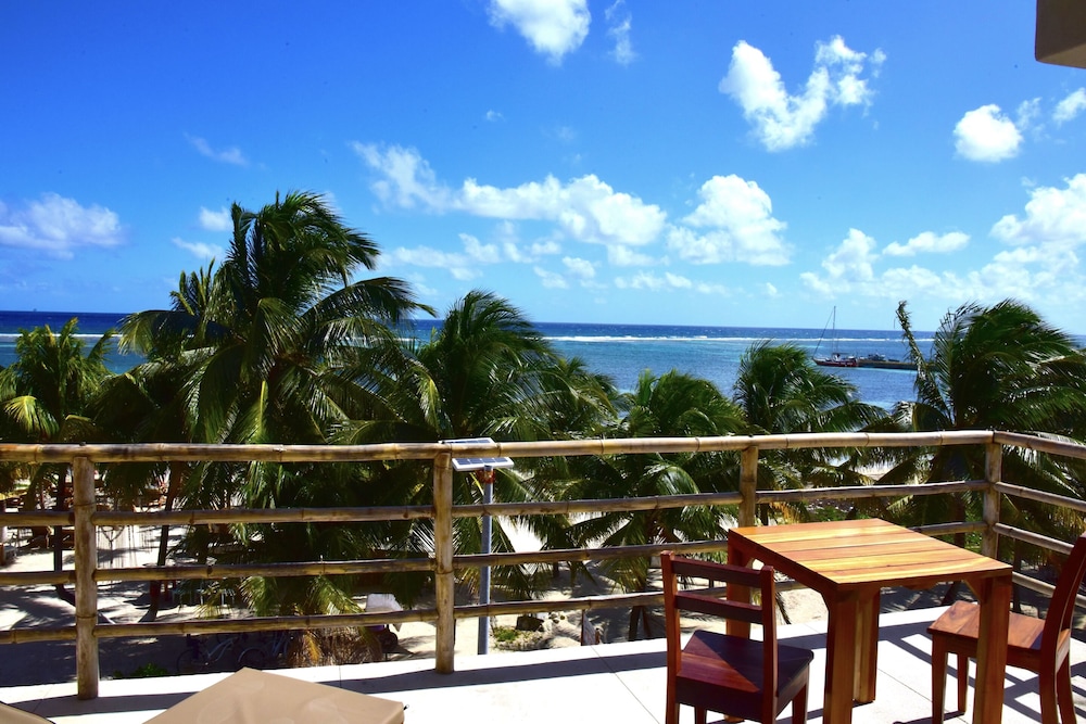 Noah Beach Hotel and Suites 40/55