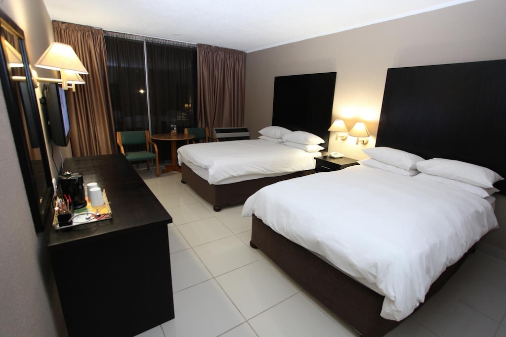 Wilderness Beach Hotel 24/65