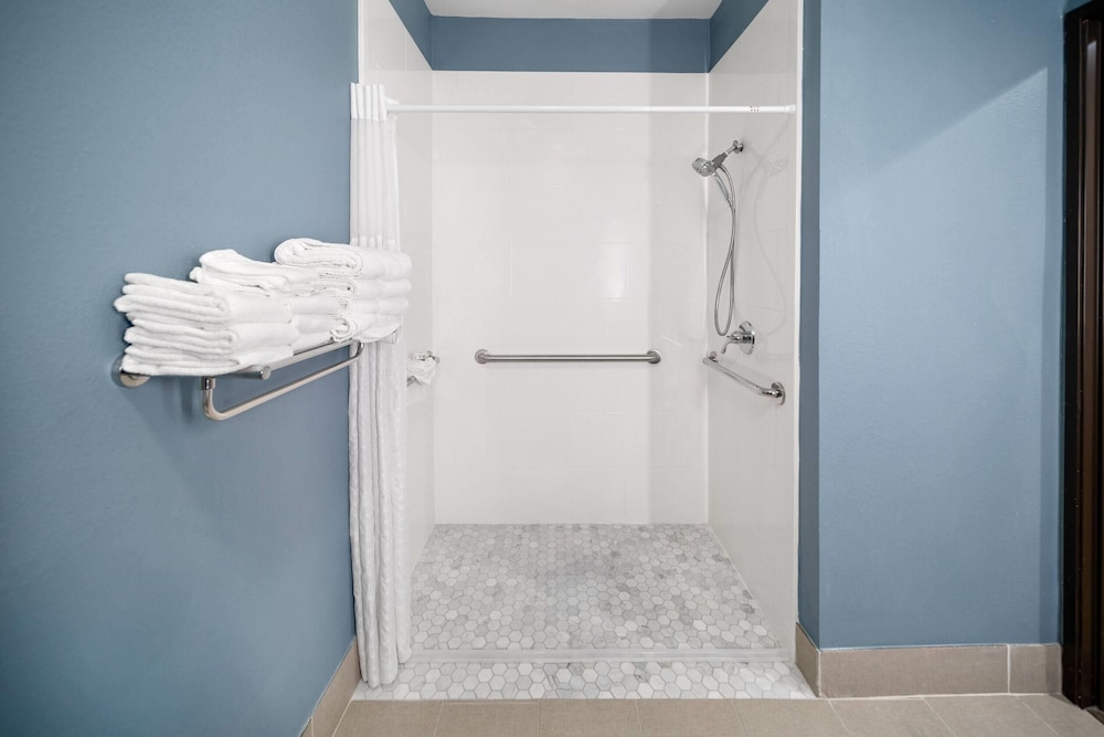 No, Suite, 2 Queen Beds, Sofa, Accessible، Hawthorn Extended Stay by Wyndham College Station South 4/4