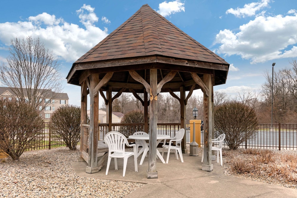 Comfort Suites Lafayette University Area 53/56