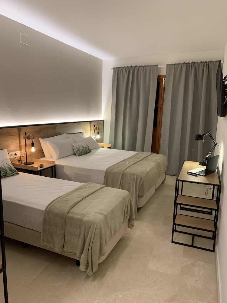 ROOM, TRIPLE, BALCONY