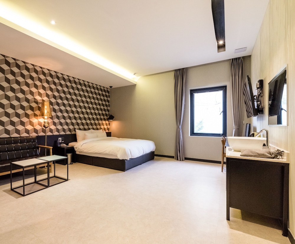 PREMIUM, SUITE