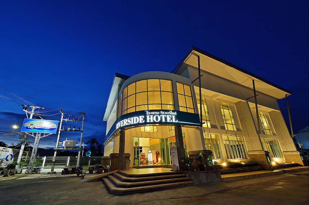 RIVERSIDE HOTEL 3/35