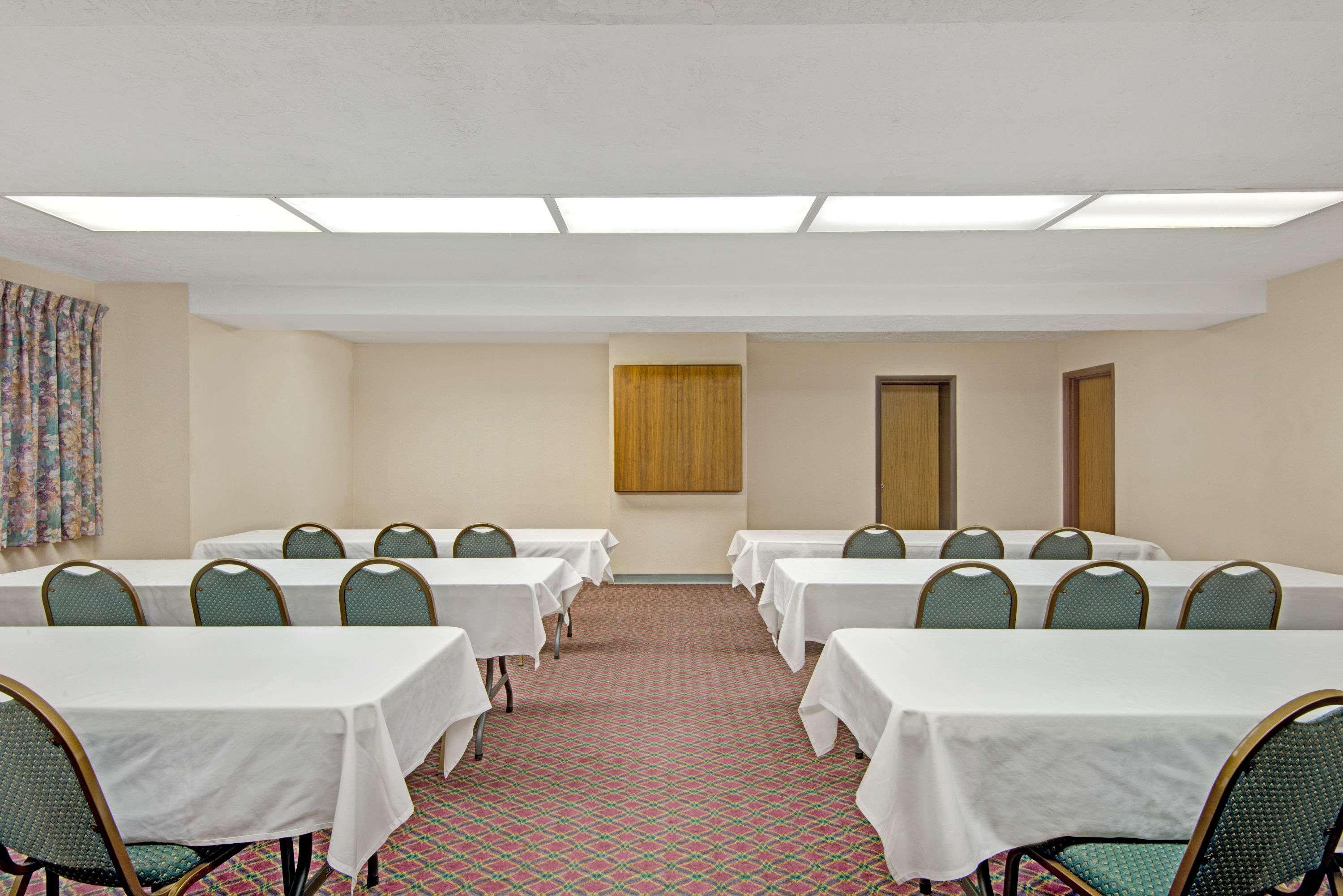 Days Inn by Wyndham Washington Pennsylvania 10/16