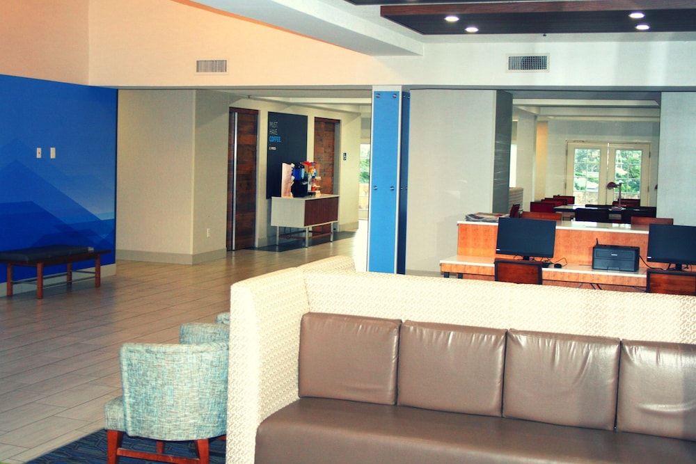 Holiday Inn Express and Suites Marina State Beach Area, an IHG Hotel 44/62