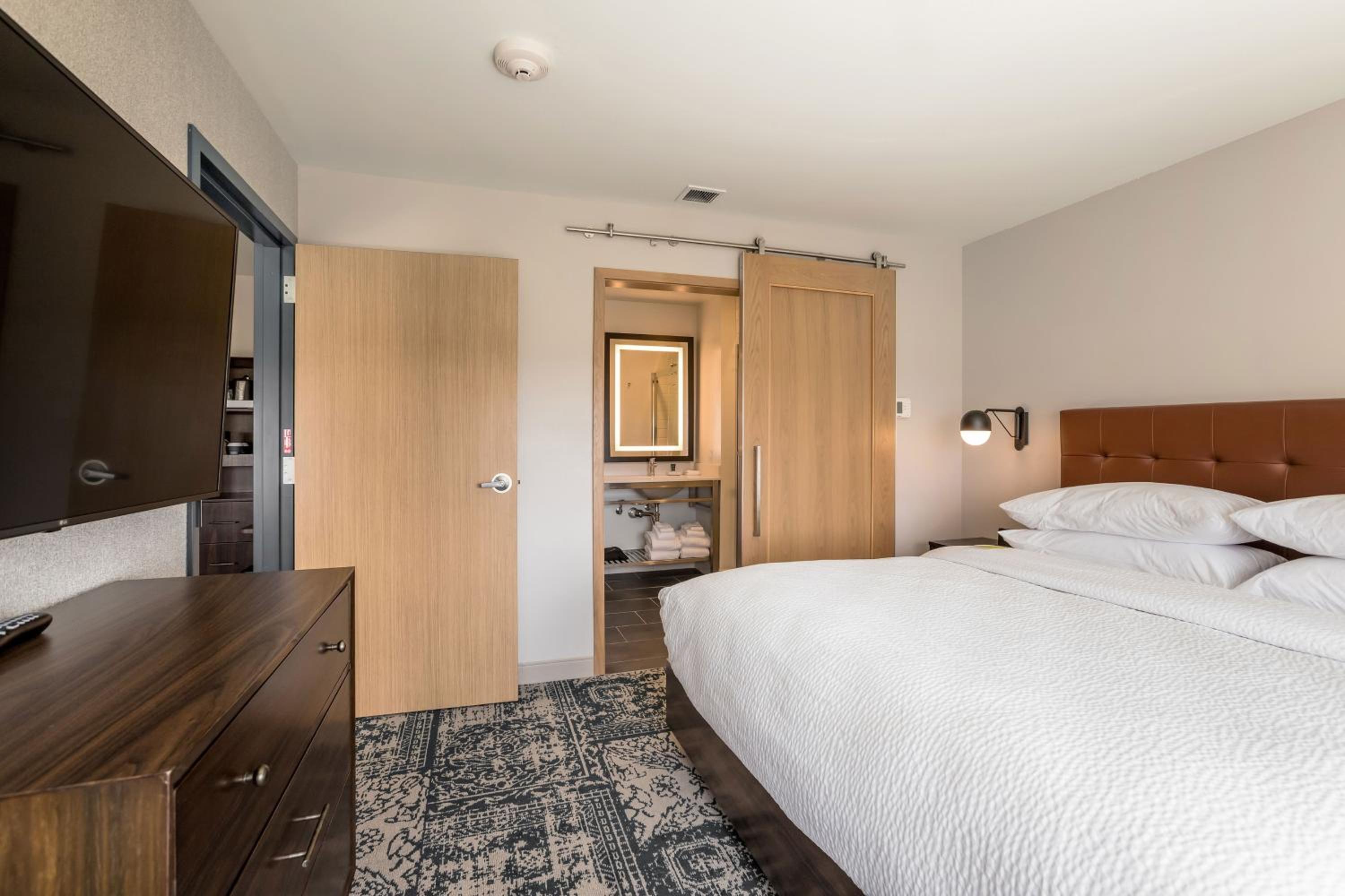 جناح كبير بسرير كينج بغرفة نوم واحدة مع أريكة، Four Points By Sheraton Elkhart 2/5