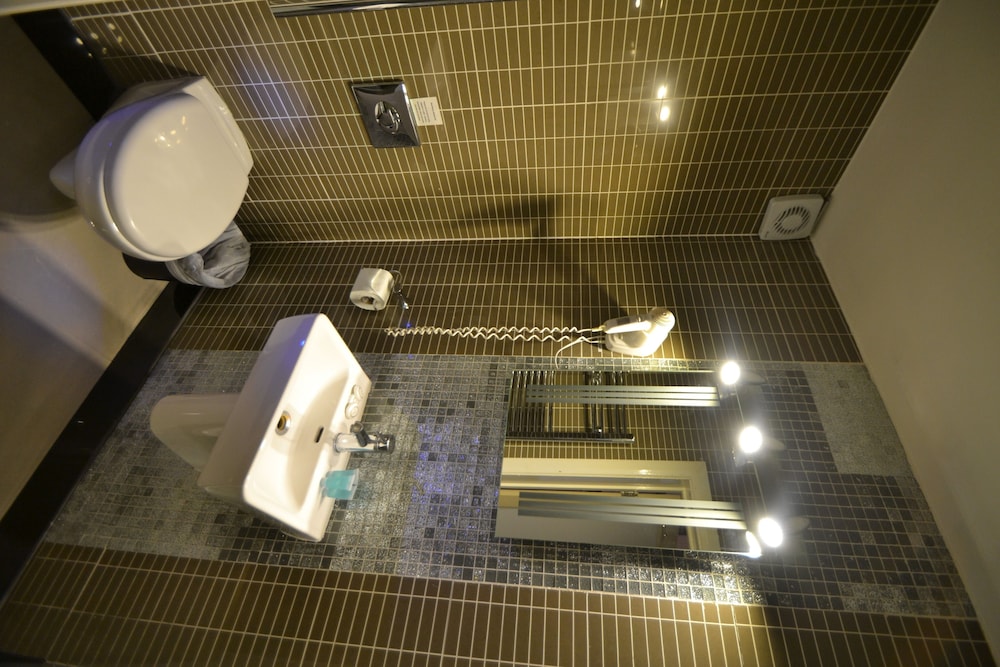 Hyde Park Suites 27/29