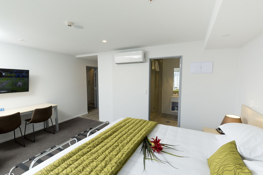 2 On Whiteleigh Motel 16/59