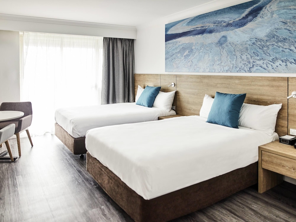STANDARD, 2 DOUBLE BEDS, POOL VIEW