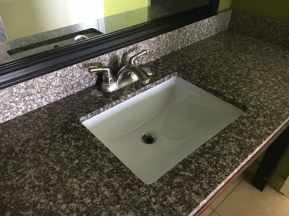 Del Amo Inn 25/26