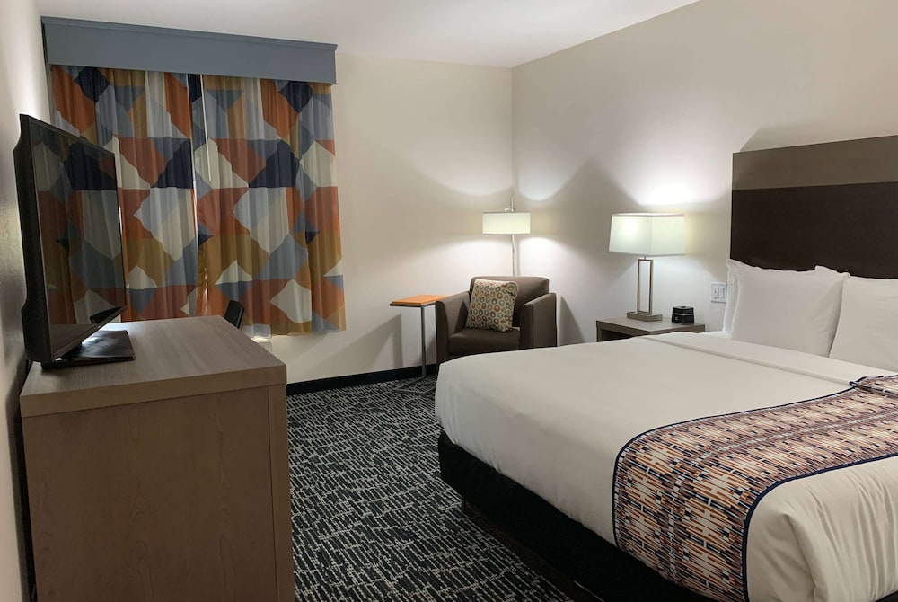La Quinta Inn & Suites by Wyndham - Red Oak TX IH-35E 7/23