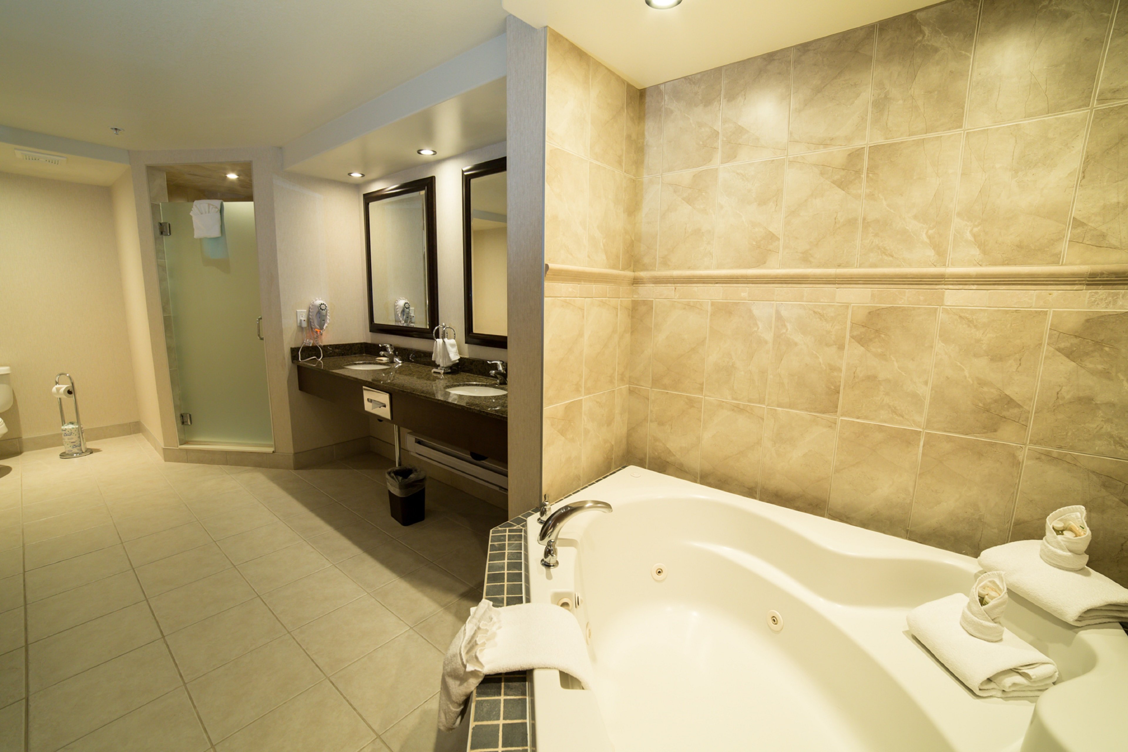 جناح بسرير كينج بمنطقة جلوس، Holiday Inn Hotel & Suites West Edmonton 3/3