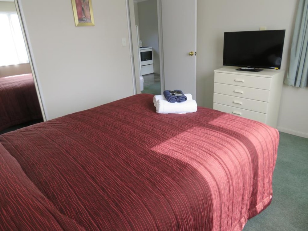 Commodore Court Motel 16/76