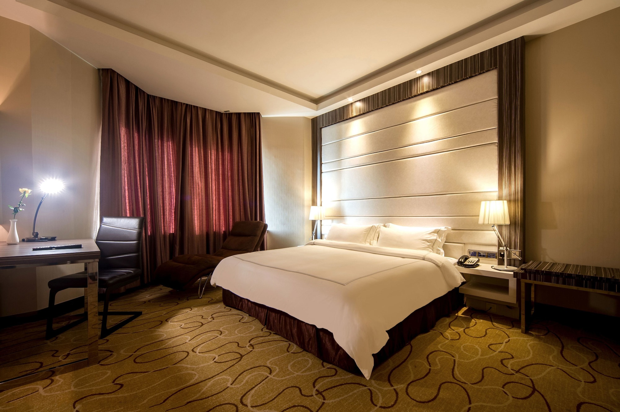 EXECUTIVE, SUITE, KING BED, CLUB LOUNGE ACCESS