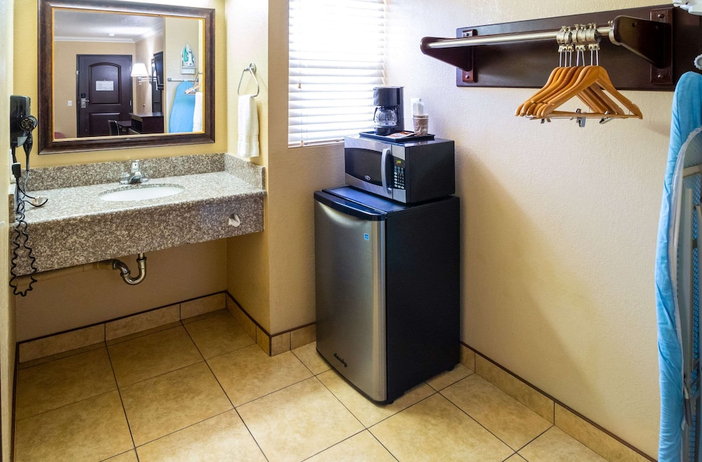 Econo Lodge Inn & Suites Fallbrook Downtown 9/31