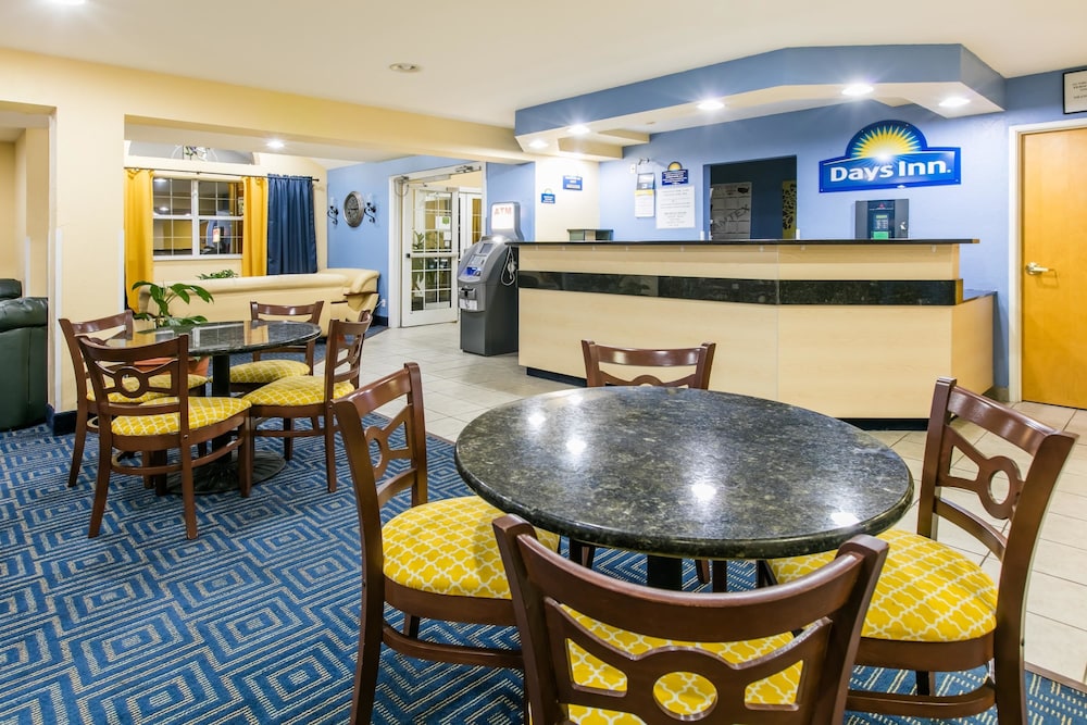 Days Inn & Suites by Wyndham Pryor 14/18