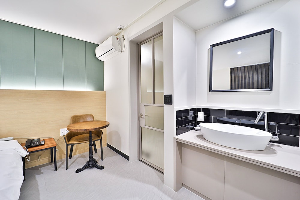Calm Rest Hotel Busan Sasang 47/50